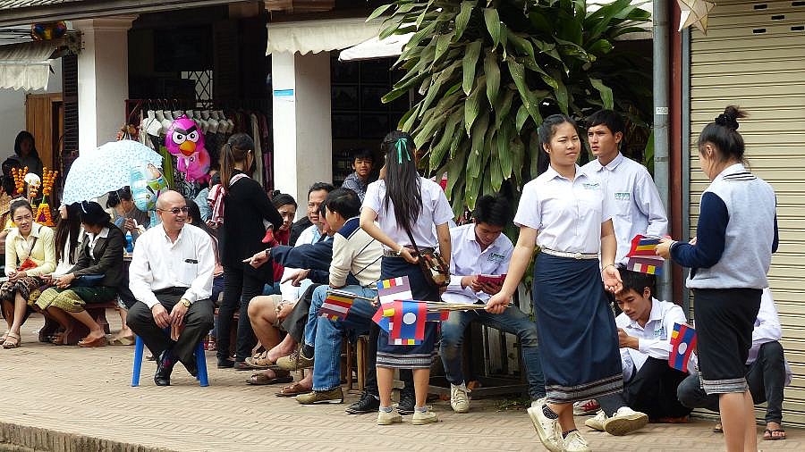 Wartende Menschen am Stra&szlig;enrand - Laos - Land und Leute