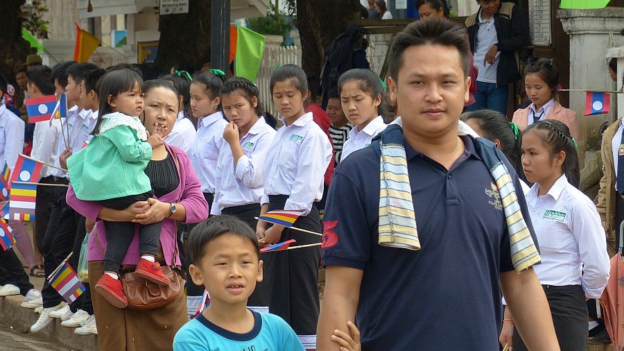 Wartende Sch&uuml;ler in ihrer Schuluniform - Laos - Land und Leute