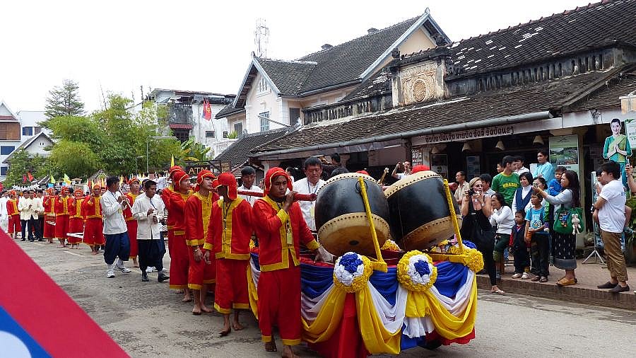 Musikalisches Geleit f&uuml;r den Pra Bang Buddha - Laos - Land und Leute
