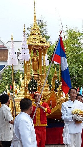 Pra Bang Buddha auf seinem Prunkwagen - Laos - Land und Leute
