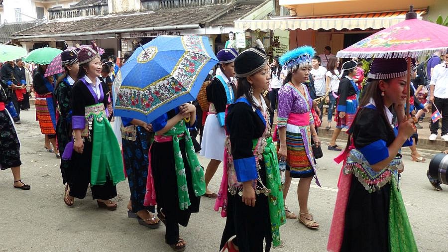 Geleit f&uuml;r den Pra Bang Buddha - Laos - Land und Leute