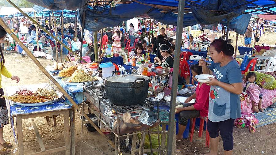 Essensstand auf dem Neujahrsfest - Laos - Land und Leute