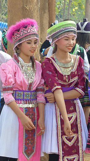 Besucherinnen auf dem Neujahrsfest in Luang Prabang - Laos - Land und Leute