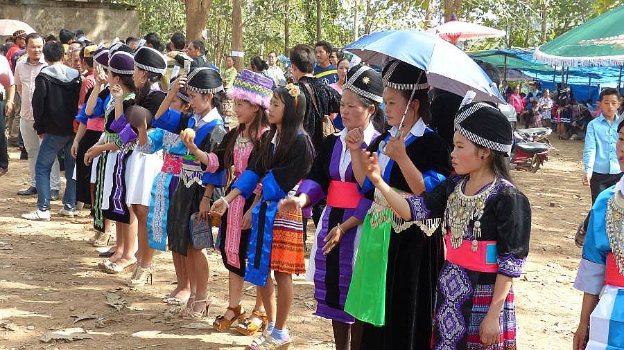 Ballwurfspiel auf dem Neujahrsfest in Luang Prabang - Laos - Land und Leute