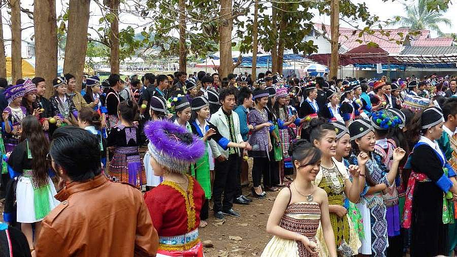 Ballwurfspiel auf dem Neujahrsfest in Luang Prabang - Laos - Land und Leute