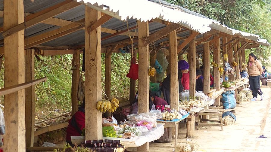 Marktstand am Stra&szlig;enrand in Nordlaos - Laos - Land und Leute