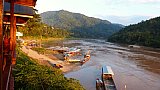 Blick auf den Mekong und den Bootsanleger - Laos - Landschaft