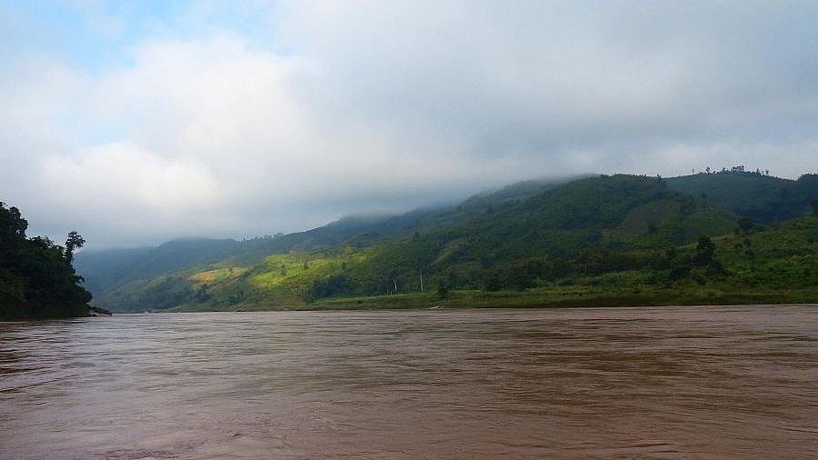 Erste Sonnenstrahlen &uuml;ber dem Mekong - Laos - Landschaft