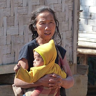 Khmu-Frau mit Baby - Laos - Land und Leute