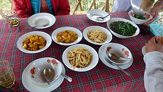 Mittagessen im Chanthanome G&auml;stehaus in Muang Ngoi - Laos - Schlafen und Essen
