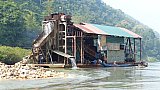 Goldsch&uuml;rf-Maschine auf dem Nam Ou-Fluss - Laos - Landschaft