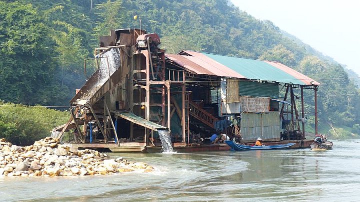 Goldsch&uuml;rf-Maschine auf dem Nam Ou-Fluss - Laos - Landschaft