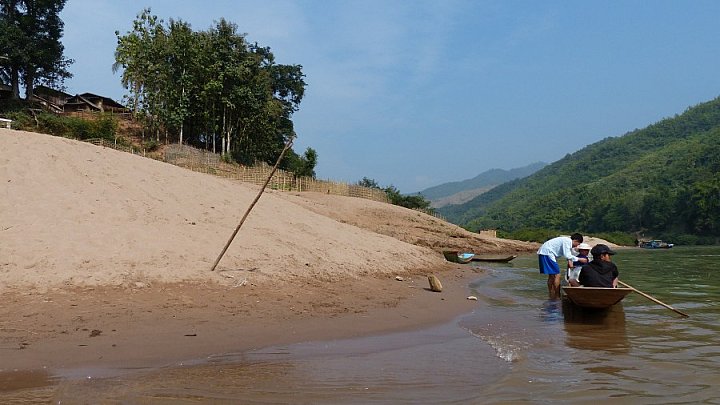 Halt am Ufer des Nam Ou-Flusses - Laos - Landschaft