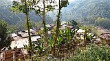 Dorf hoch &uuml;ber dem Nam Ou-Fluss - Laos - Land und Leute
