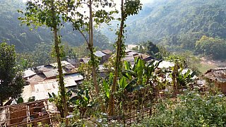 Dorf hoch &uuml;ber dem Nam Ou-Fluss - Laos - Landschaft