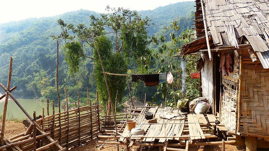 Haus hoch &uuml;ber dem Nam Ou-Fluss - Laos - Landschaft