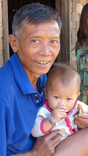 Opa mit Enkel im Dorf am Nam Ou-Fluss - Laos - Land und Leute