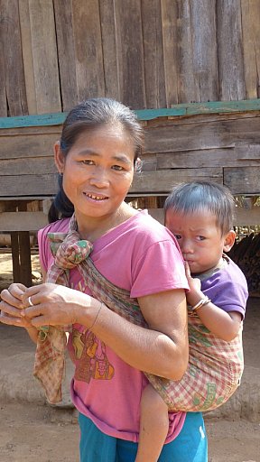 Junge Mutter mit Ihrem Baby auf dem R&uuml;cken - Laos - Land und Leute