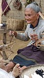 &Auml;ltere Dame am Spinnrad - Laos - Land und Leute