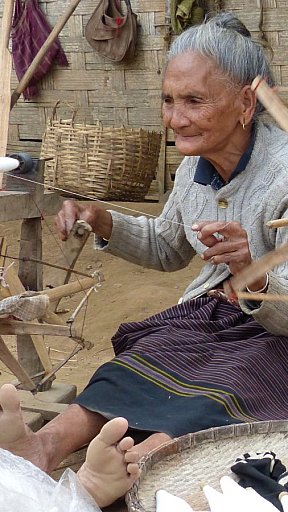 &Auml;ltere Dame am Spinnrad - Laos - Land und Leute