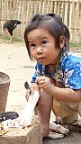 Flei&szlig;ige Helferin im Dorf &uuml;ber dem Nam Ou-Fluss - Laos - Land und Leute