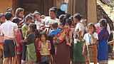 Lehrerin mit ihren Sch&uuml;lern im Dorf am Nam Ou-Fluss - Laos - Land und Leute