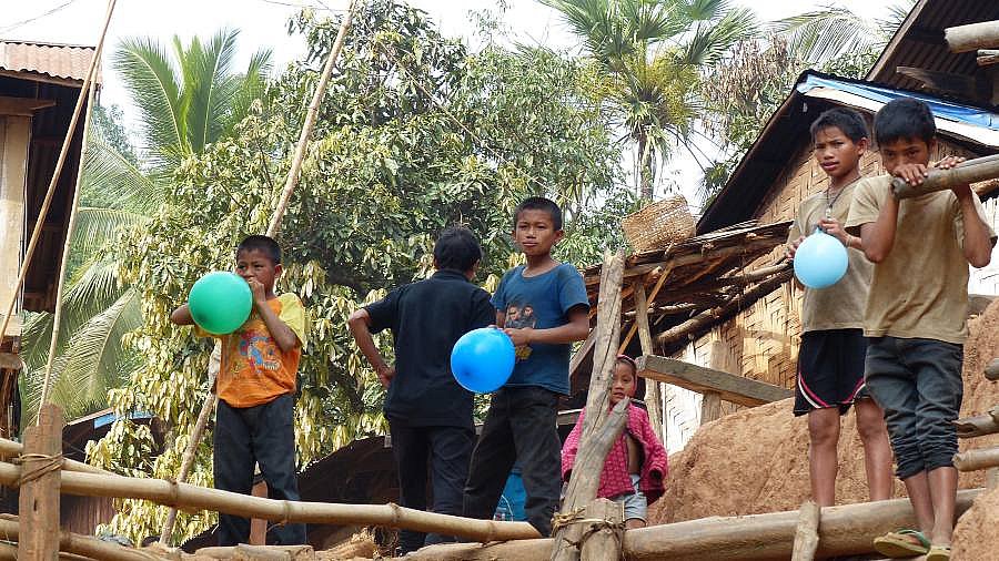 Kinder mit Luftballons im Dorf am Nam Ou-Fluss - Laos - Land und Leute