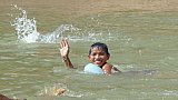 Gro&szlig;er Spa&szlig; mit Luftballons im Wasser - Laos - Land und Leute