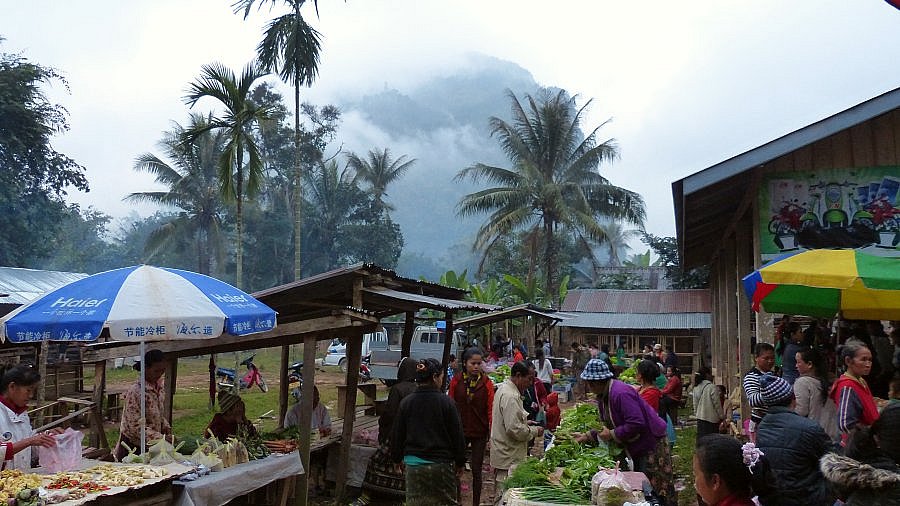 Marktplatz in Nong Khiaw - Laos - Land und Leute