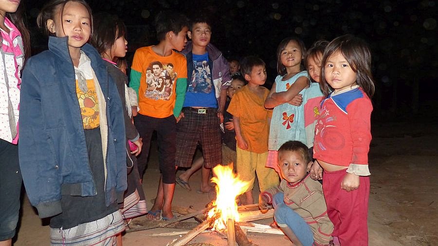 Lagerfeuer im Lanten-Dorf in Nordlaos - Laos - Land und Leute