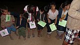 Spannender Blick in die Schulzeugnisse - Laos - Land und Leute