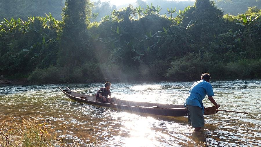 Fluss&uuml;berquerung im Boot - Laos - Landschaft