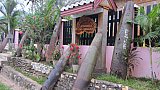Eingang zum Latanavong-Sa-Bungalows in Muang Ngoi - Laos - Schlafen und Essen