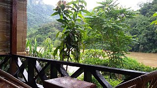 Blick vom Balkon im Nam Ou Resort - Laos - Schlafen und Essen