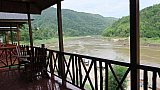 Zimmerbalkon in der Mekong Riverside Lodge - Laos - Schlafen und Essen