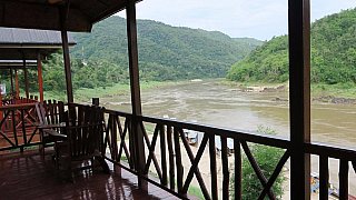 Zimmerbalkon in der Mekong Riverside Lodge - Laos - Schlafen und Essen