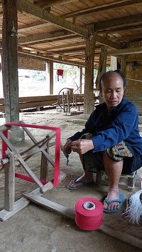 Wolle wickeln im Weberdorf - Laos - Land und Leute