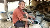 Wolle f&auml;rben im Weberdorf bei Nong Khiaw - Laos - Land und Leute
