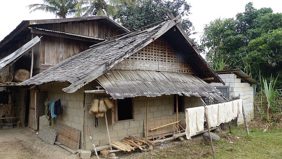 Wolle trocknen im Weberdorf - Laos - Land und Leute