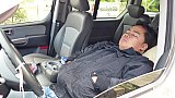 Fahrer "Mr. Car" beim Nickerchen im Auto - Laos - Blog
