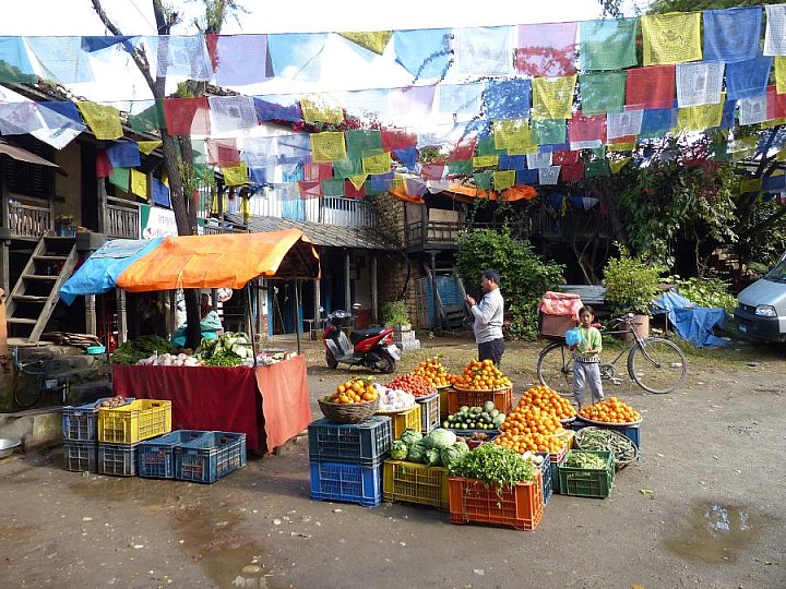 2014 - Bazar in Mugglin am Trisuli Highway - Chitwan Nationalpark