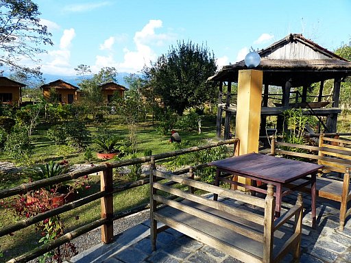 2014 - Bungalows und Garten des Island Jungle Resort - Chitwan Nationalpark