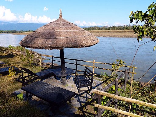 2014 - Aussichtsterasse im Island Jungle Resort im Chitwan Nationalpark - Chitwan Nationalpark