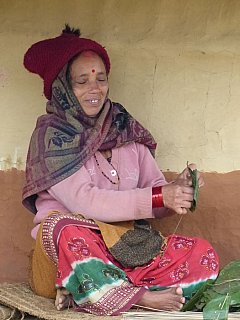 2014 - Tharu-Frau vor ihrem Haus - Chitwan Nationalpark