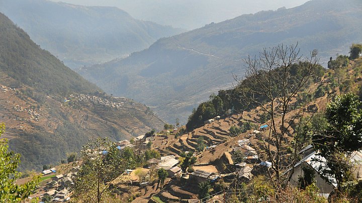 Die Trekkingstrecke von Hille, tief unten im Tal,  hinauf nach Ghorepani f&uuml;hrt durch mehrere D&ouml;rfer und gewaltige H&auml;nge &uuml;bers&auml;t mit kunstvoll angelegten Terassenfeldern. - Pokhara und Annapurna - Landschaft