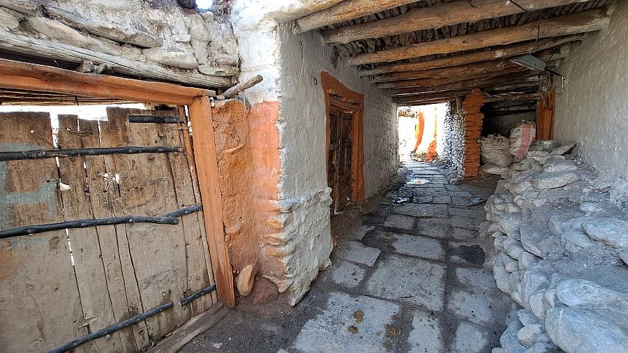 Tunneldurchg&auml;nge in Tangbe - Nepal - Mustang 2024 - Land und Leute