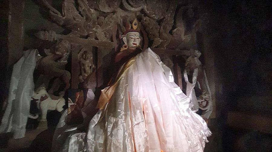 Buddha-Statue im Mentsi Lakhang - Nepal - Mustang 2024 - Land und Leute