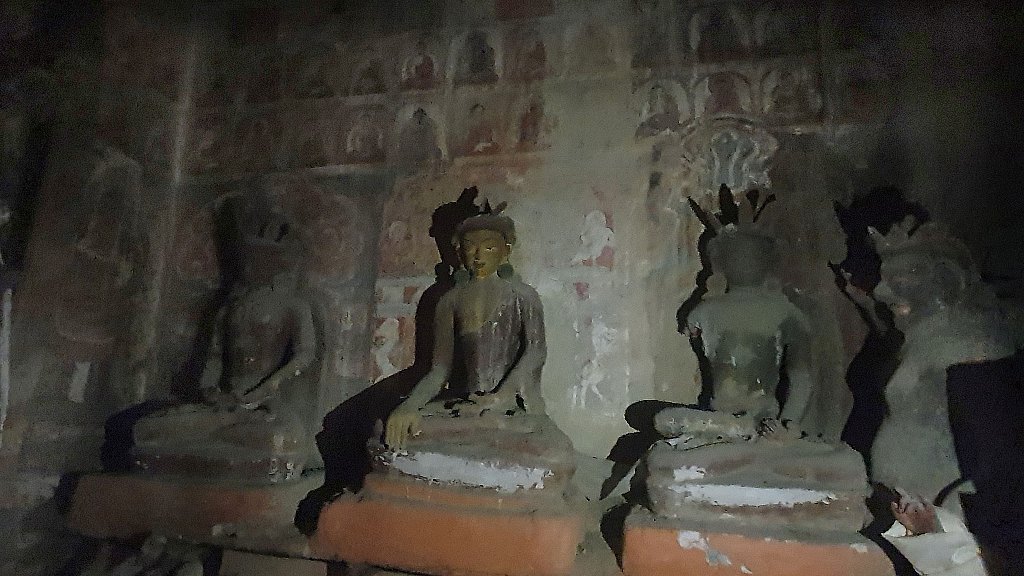 Andachtsraum im Mentsi Lakhang - Nepal - Mustang 2024 - Land und Leute