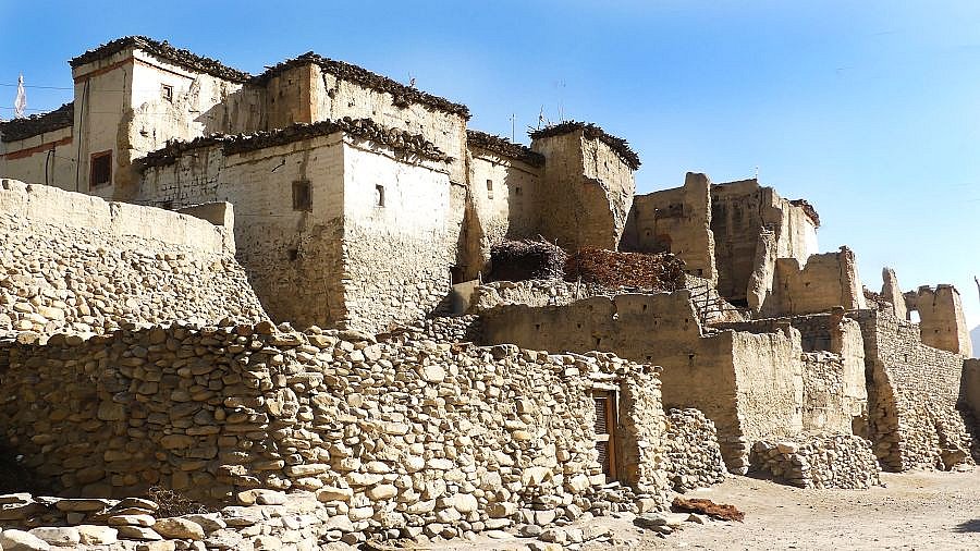Urige Gem&auml;uer von Old Chusang - Nepal - Mustang 2024 - Land und Leute
