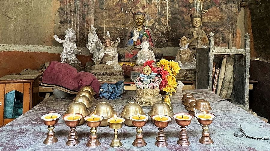 Weitere Buddha-Statuen - Nepal - Mustang 2024 - Land und Leute